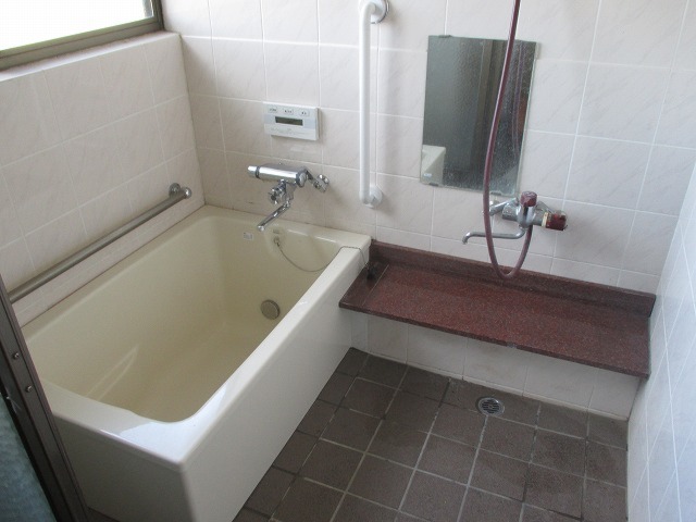 タイル貼り浴室の浴槽交換と手摺取付工事