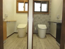 色彩デザインの違う2つのトイレフォームの写真