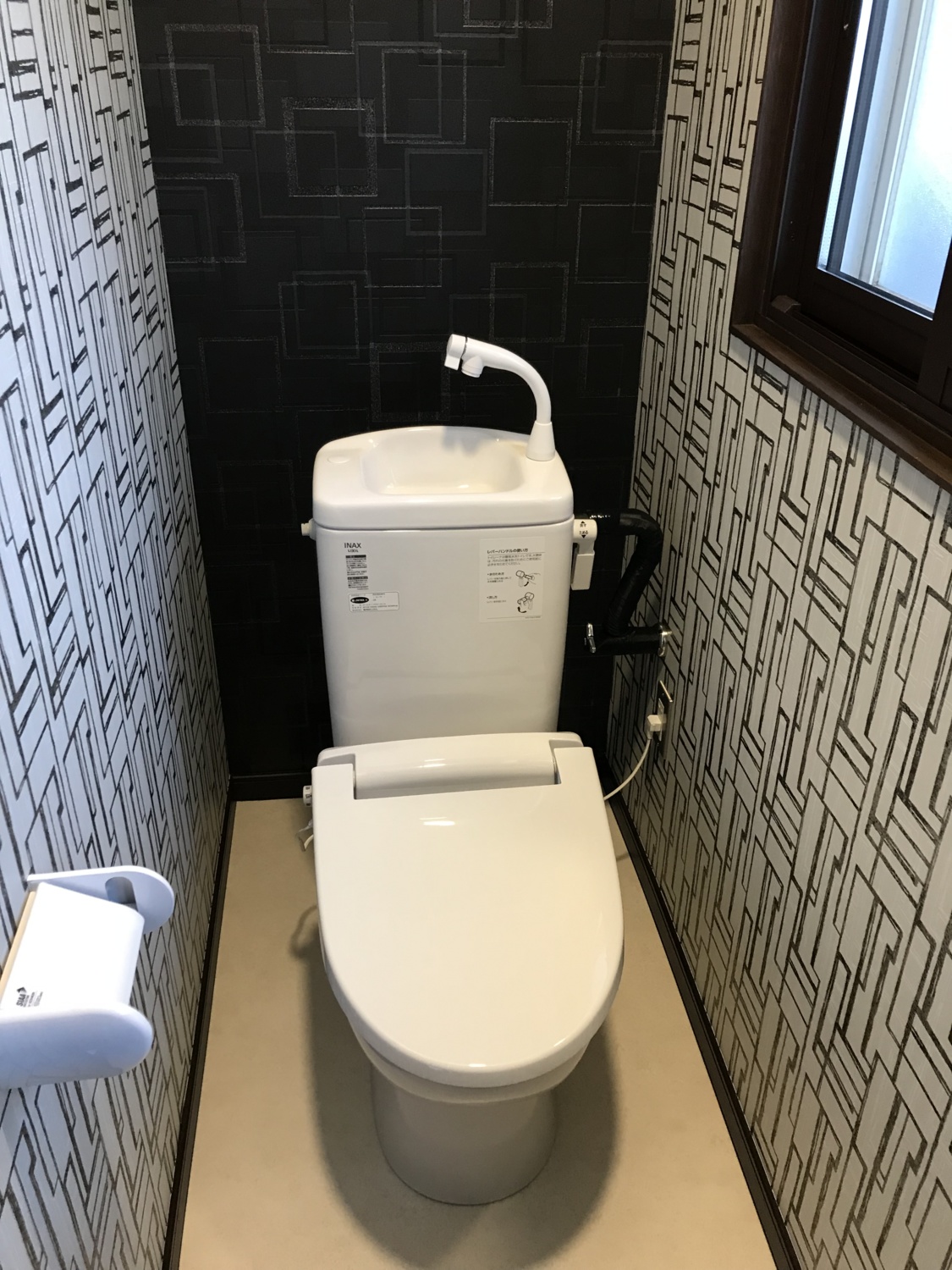 黒＆白の組み合わせで、まるでホテルの一室！？トイレ工事