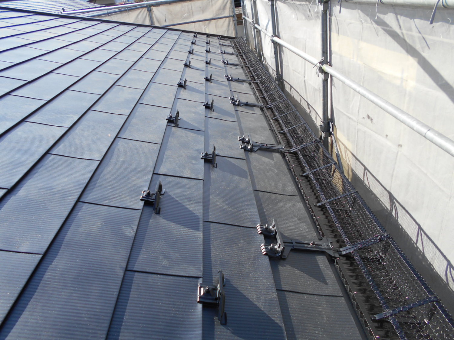スレート屋根の雨漏り解決! ガリバリウム鋼板カバー工法で屋根一新♪ 