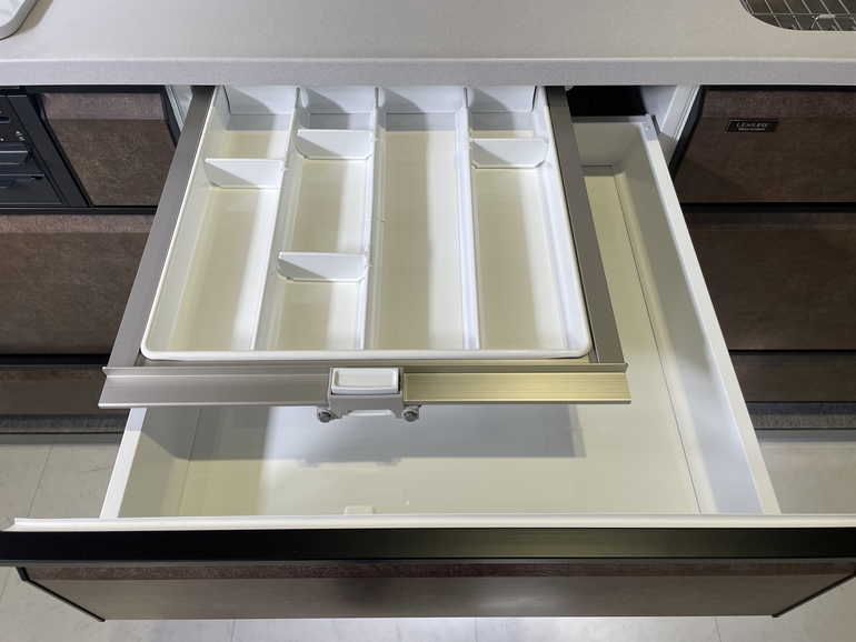 タカタスタンダードのシステムキッチン レミュー 新色[錆]展示中