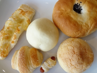 ミニサイズは、ソーセージパン25円、ミニクロワッサンとミニメロンパン45円、ミニあんぱん50円と超安！