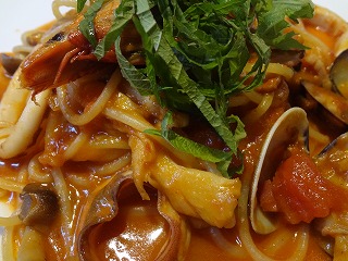 天然くるま海老と魚介のトマトソース