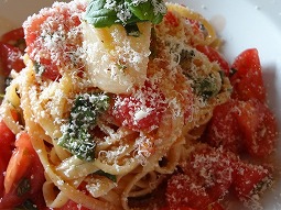 フルーツトマトとバジルの冷製パスタ