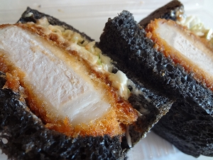 黒カツサンド