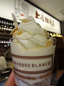 温めた生チョコチーズ饅頭 on ソフトクリーム　400円