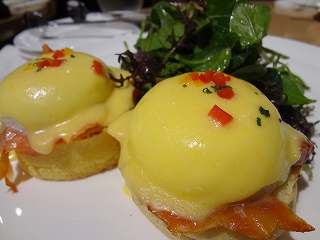 スモークサーモン エッグベネディクト　1500円