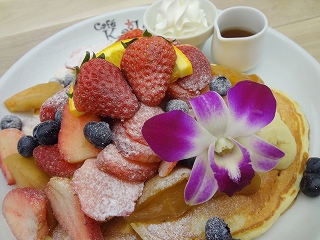 カイラ・オリジナル・パンケーキ（トッピング全部のせ） 2000円 