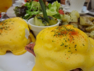 カイラスペシャル エッグスベネディクト 1900円 