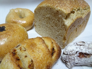 季節のベーグル160円、お山パン700円、さくさく棒110円、ふきみそパン130円、あんぱん150円