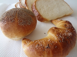 ドイツパン：ヴェッケン（ケシ）90円、フランスパン：キュンメルヴェック140円、食パン260円