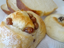 豆フランス150円、食パン360円、あんぱん150円