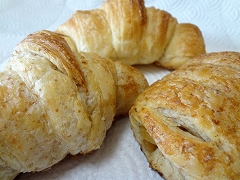 りんごのクロワッサン200円、全粒クロワッサン180円、クロワッサン150円
