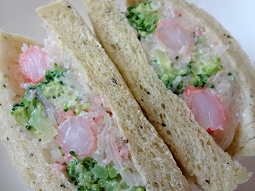 緑黄食パンの海老ブロッコリーサンド 330円