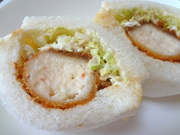 カニクリームコロッケサンド 230円