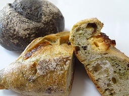 竹炭バンズ 160円、抹茶フランス 250円