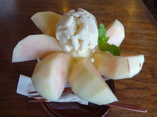 桃のパフェ