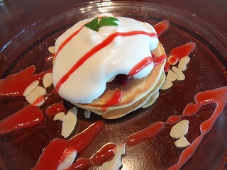 ベリーソース パンケーキ　525円