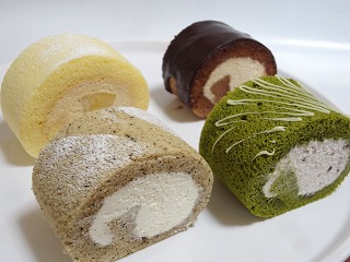 はちみつ紅茶ロール 230円、 りんごのキャラメルロール280円、モカチョコロール 280円、抹茶あずきロール 260円 