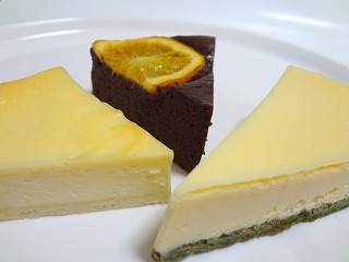 ベイクドチーズケーキ 230円、オレンジショコラ 230円、ホワイトチーズケーキ 250円