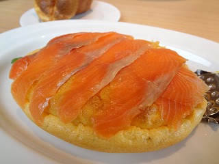 クリームチーズ入りスモークサーモンのオムレツ